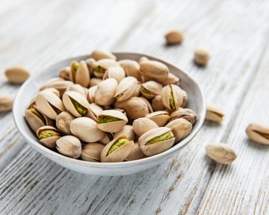 Tahta bir masada fıstıklı kase