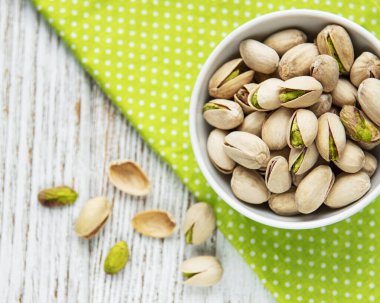 Tahta bir masada fıstıklı kase