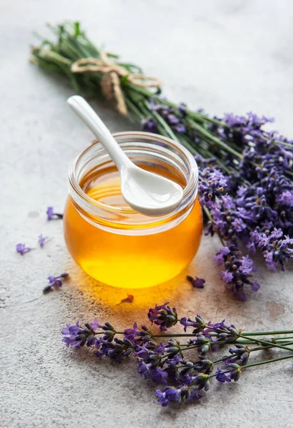 Tarro Con Miel Flores Frescas Lavanda Sobre Fondo Hormigón — Foto de Stock