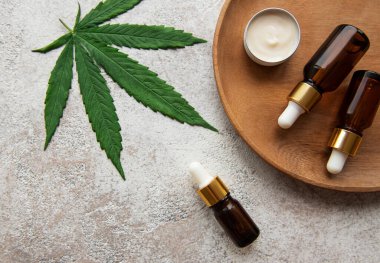 CBD yağı, kenevir tentürü, cilt bakımı için kenevir kozmetik ürünü. Alternatif tıp, farmasötik tıbbi esrar.