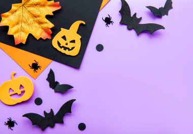 Yarasalar, balkabakları, yapraklar, menekşe arkaplanda örümcekler. Yazı için fotokopi alanı olan Cadılar Bayramı. Düz yatıyordu, üst.