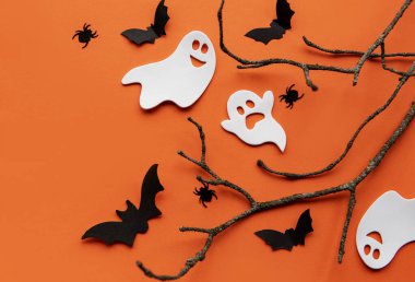 Yarasalar, balkabakları, yapraklar, turuncu arka planda örümcekler olan modern bir arka plan. Yazı için fotokopi alanı olan Cadılar Bayramı. Düz yatıyordu, üst.