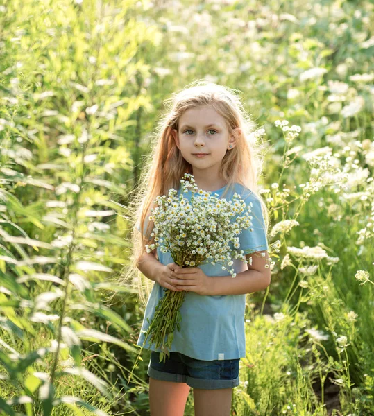 Menina Feliz Campo Girassóis Verão — Fotografia de Stock