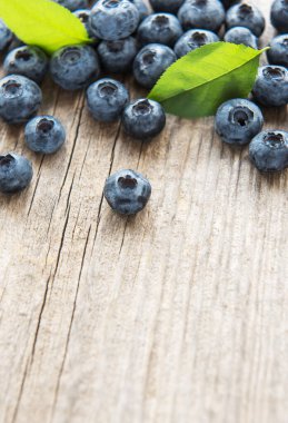 Kırsal ahşap bir masada taze toplanmış yabanmersini. Sağlıklı beslenme kavramı