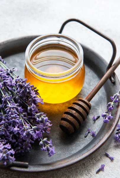 Tarro Con Miel Flores Frescas Lavanda Sobre Fondo Hormigón — Foto de Stock