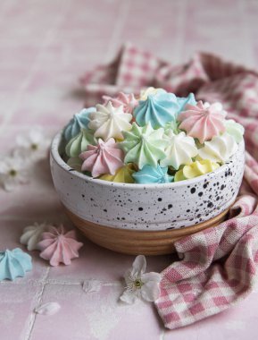 Seramik kasede seramik arka planda küçük renkli kremalar.