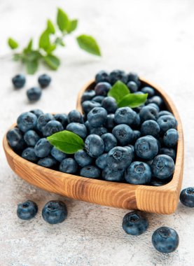 Beton zeminde taze toplanmış yabanmersini. Sağlıklı beslenme kavramı