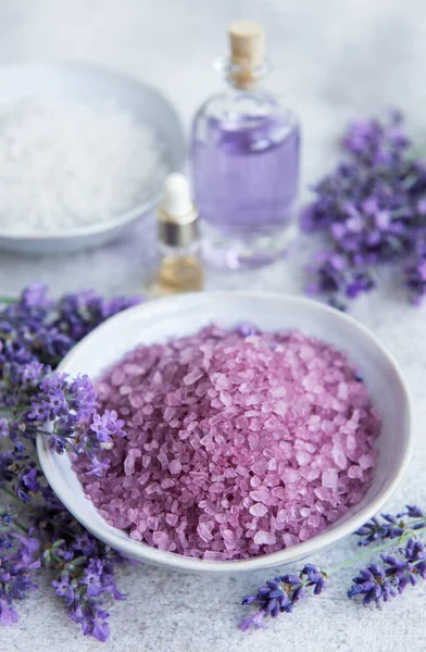 Lavanta kaplıcası. Temel yağlar, deniz tuzu ve taze lavanta. Lavanta çiçekli doğal bitki kozmetiği.