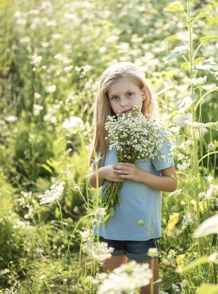 Menina Feliz Campo Girassóis Verão — Fotografia de Stock