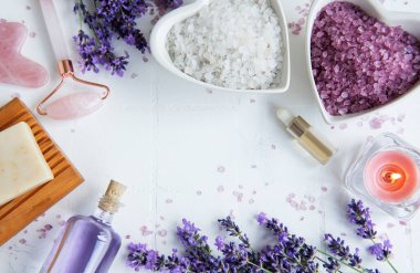 Lavanta kaplıcası. Temel yağlar, deniz tuzu ve el yapımı sabun. Lavanta çiçekli doğal bitki kozmetiği.
