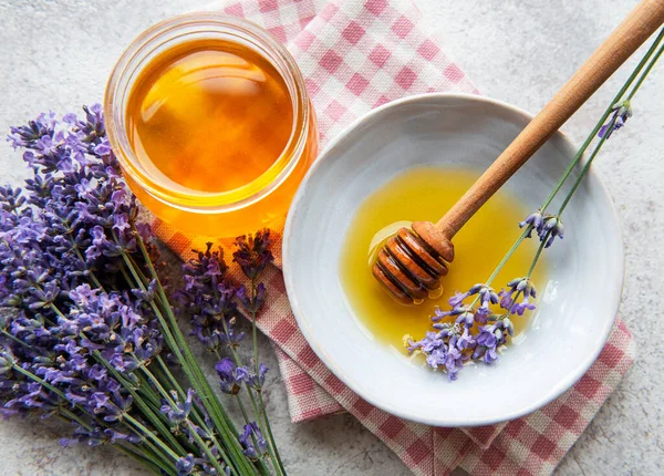 Tarro Con Miel Flores Frescas Lavanda Sobre Fondo Hormigón — Foto de Stock