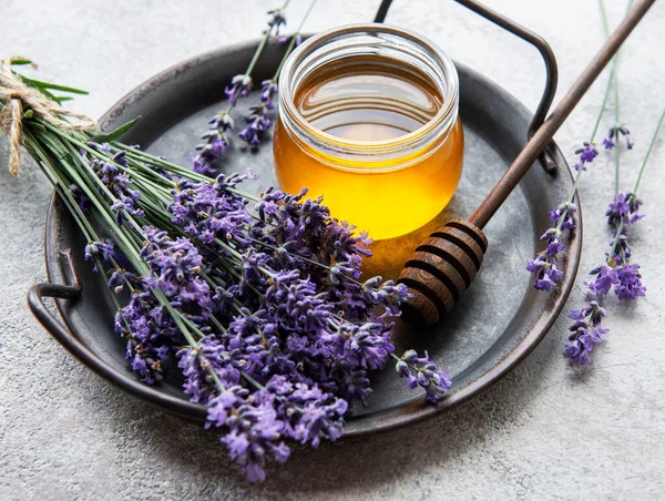 Tarro Con Miel Flores Frescas Lavanda Sobre Fondo Hormigón — Foto de Stock