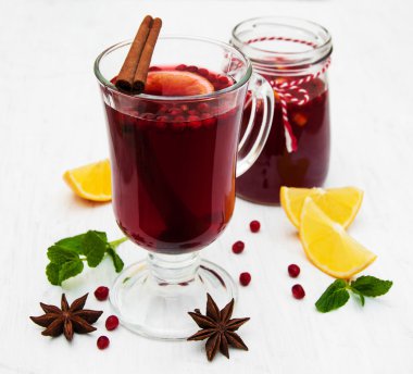 Bardak limon ve kızılcık mulled şarap