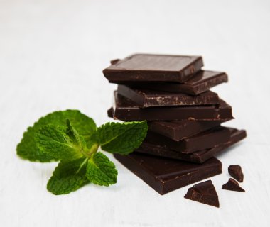 Nane çikolata parçaları ile bir yaprak