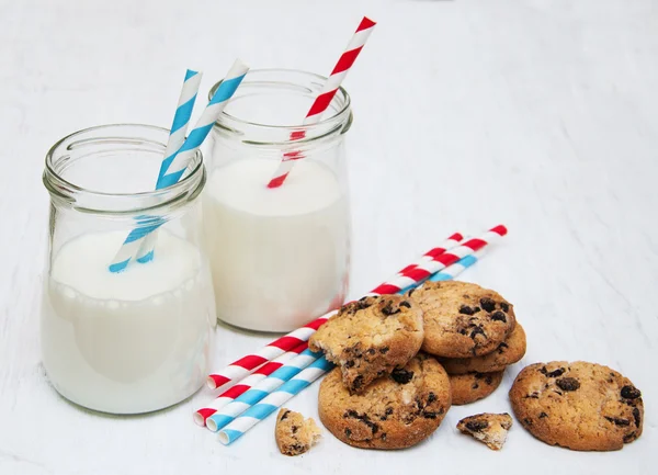 Bardak süt ve kurabiye — Stok fotoğraf
