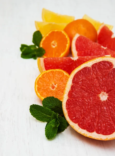 Verse citrusvruchten met groene munt — Stockfoto