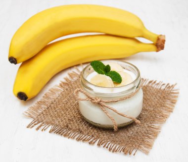Muz doğal yoğurt ile