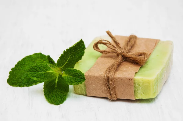 Sapone fatto in casa con foglie di menta fresca — Foto Stock