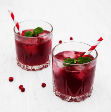 Kızılcık nane ile kokteyl