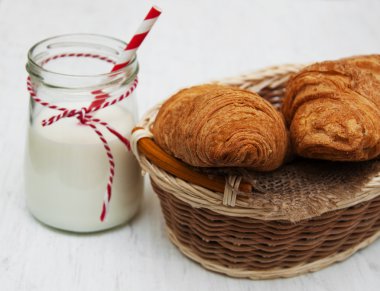 kruvasan ve bir bardak süt