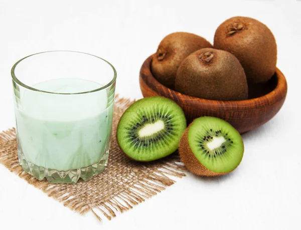 Kiwi smoothie in glass — Stock Photo, Image
