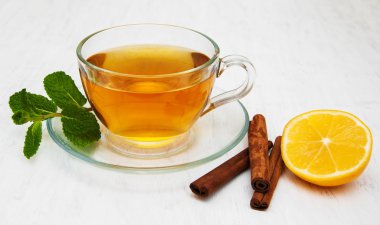 Limonlu ve naneli bir fincan çay.