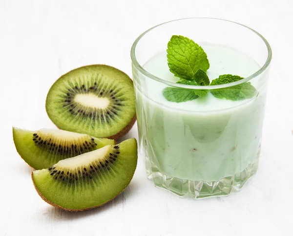 Kiwi smoothie in glass — Stock Photo, Image