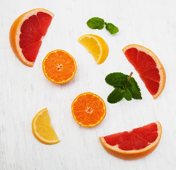 Verse citrusvruchten met groene munt — Stockfoto