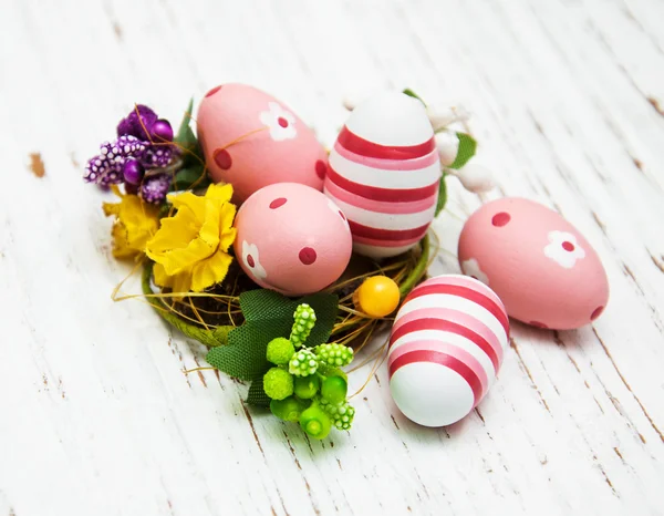 Huevos de Pascua en un nido — Foto de Stock