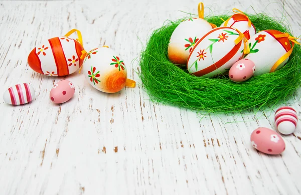 Huevos de Pascua en un nido — Foto de Stock