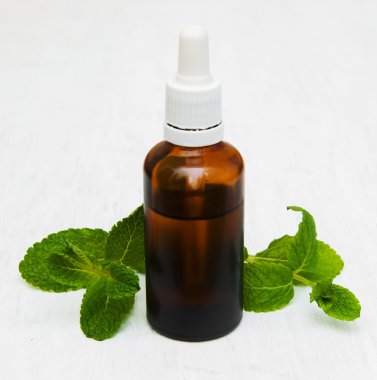 Şişe nane yağı ve taze nane