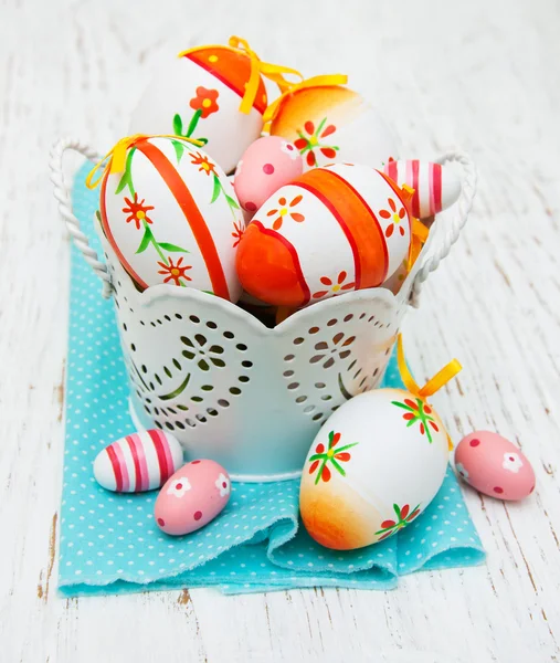 Huevos de Pascua en una cesta — Foto de Stock