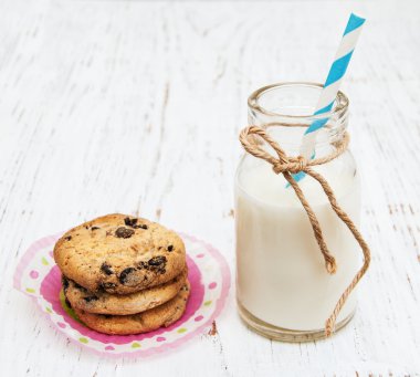 bir şişe süt ve kurabiye