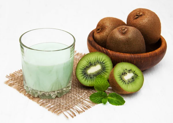 Kiwi smoothie in glass — Stock Photo, Image