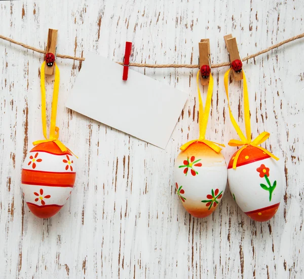 Huevos de Pascua colgando en una línea — Foto de Stock