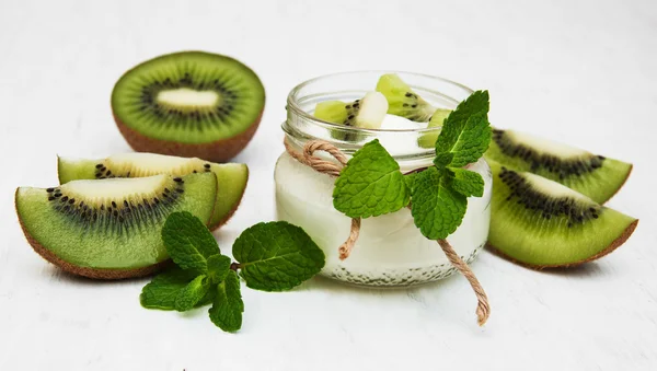 Kiwi yogurt — Stock Photo, Image