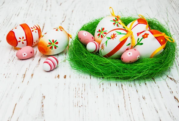 Huevos de Pascua en un nido — Foto de Stock