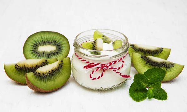 Kiwi yogurt — Stock Photo, Image