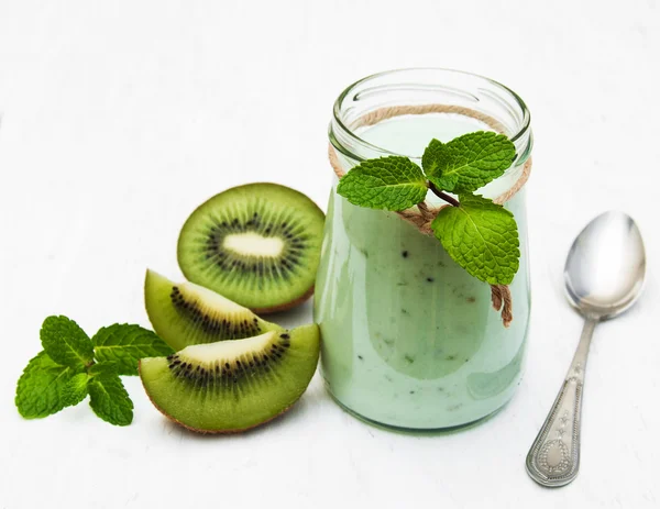 Kiwi smoothie in glass — Stock Photo, Image