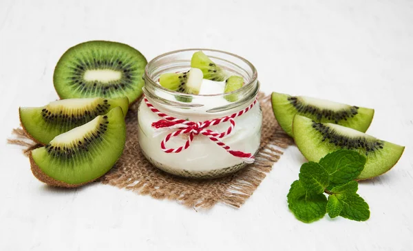 Kiwi yogurt — Stock Photo, Image