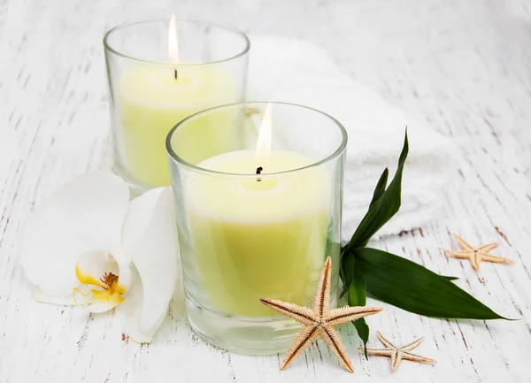 Свечи и орхидея — стоковое фото