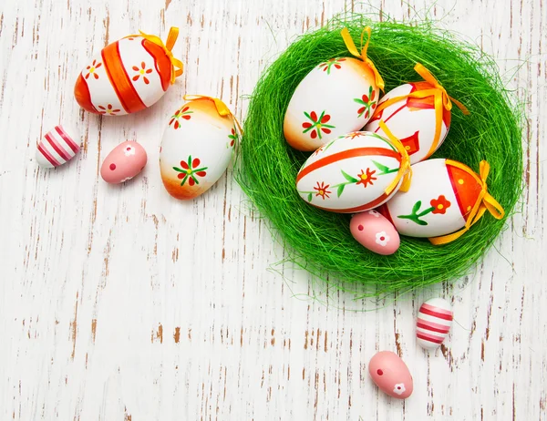 Huevos de Pascua en un nido — Foto de Stock