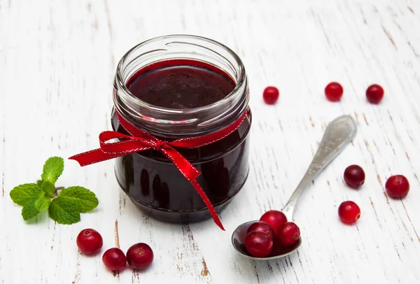 Gedeelte van cranberry jam met vers fruit — Stockfoto