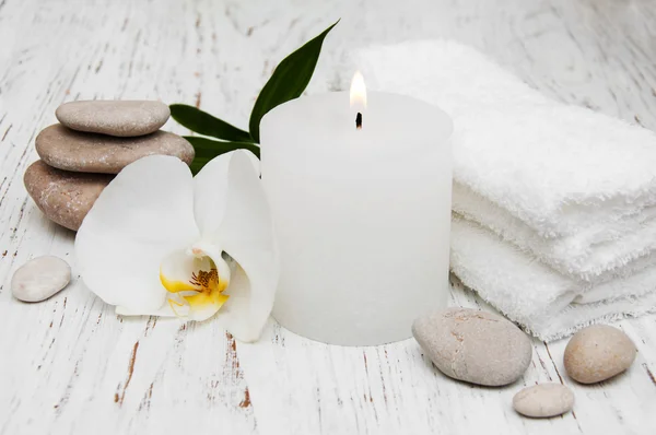 蜡烛、 orcids 和毛巾 — 图库照片