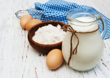 yumurta, un, süt ve yumurta çırpıcı tel