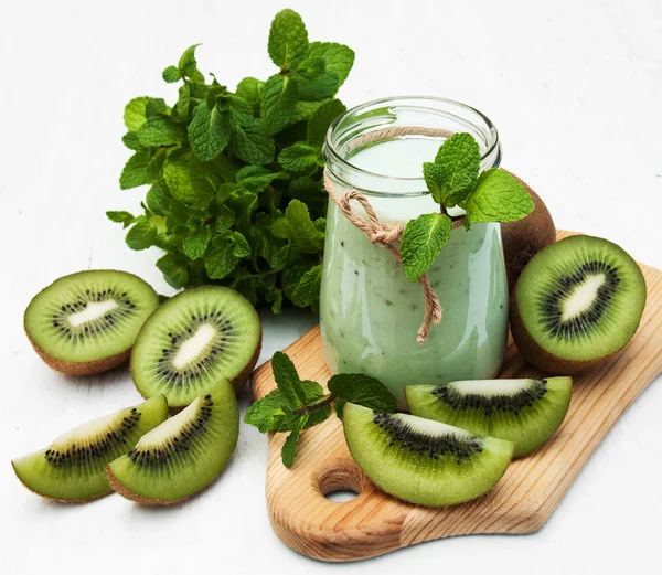 Batido de kiwi en vidrio —  Fotos de Stock