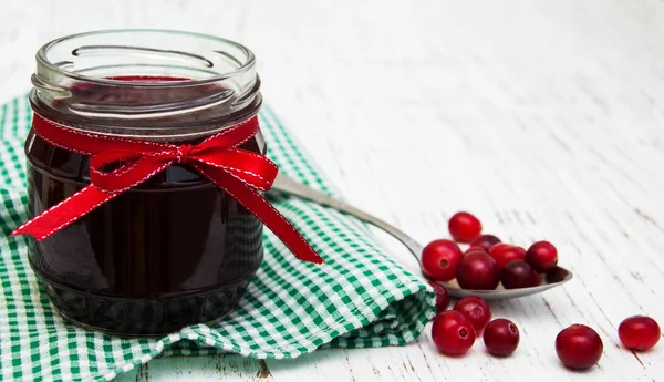 Gedeelte van cranberry jam met vers fruit — Stockfoto