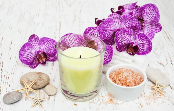 Candle, orcids and towels — Stock Photo, Image