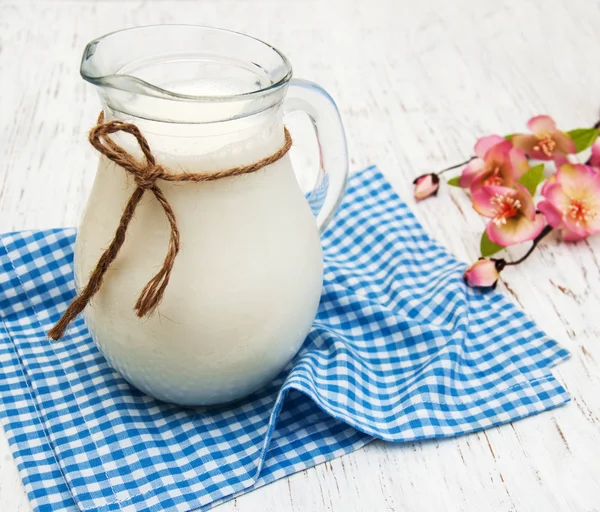 Krug mit Milch — Stockfoto