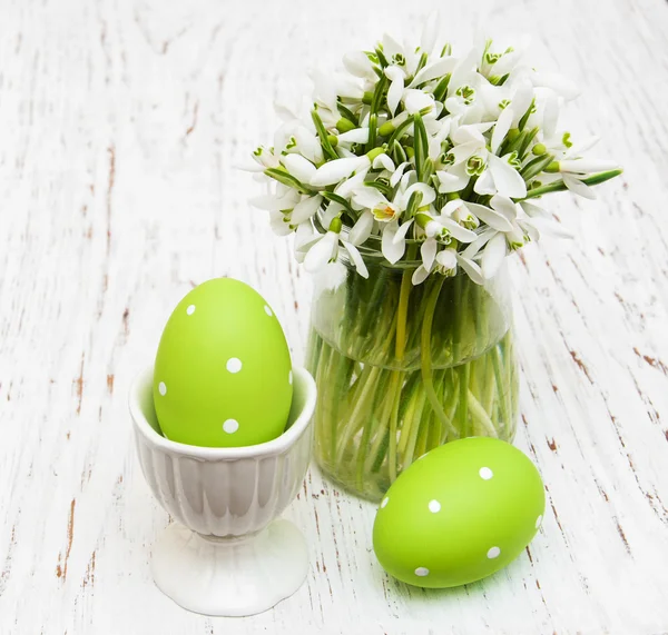 Eier und Frühlingsschneeglöckchen — Stockfoto